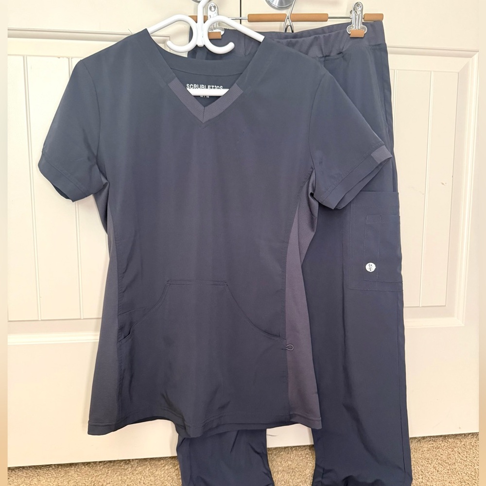 Scrubletics Gray Scrub Set - Women’s M